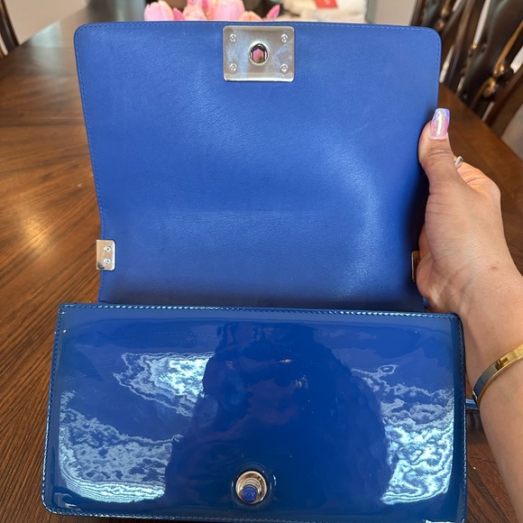 💗SOLD 💗 Patent Calfskin Quilted Medium Plexiglass Boy Flap Blue - Picture 3 of 13